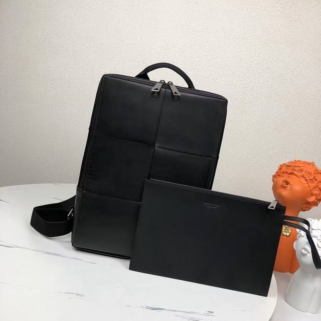 p860【 新款方形编织背包】 黑色 经典纯色配上垂直编织设计 简约且富有现代美感[机智] 纯手工宽编织牛皮 手感柔软细腻又不失挺括满满的细节感，体现了工匠师的