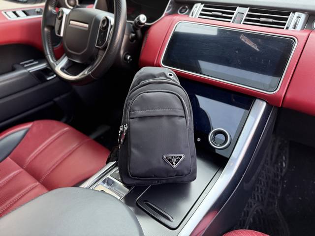 p120 高端货 新款 “ Prada ”普拉达胸包普拉达斜挎包 Duo 老花满印拉链开合 单肩斜挎胸包 男款原厂面料高清五金Logo标志、专用里内里。顺滑拉链