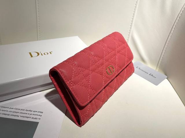 品牌：Dior 3608 P230 颜色：黑色 桃红 尺寸：19*10.5*3.5 说明:Dior专柜秋冬最新款火爆登场！采用进口小牛皮，绝美绣线，做工精致，媲