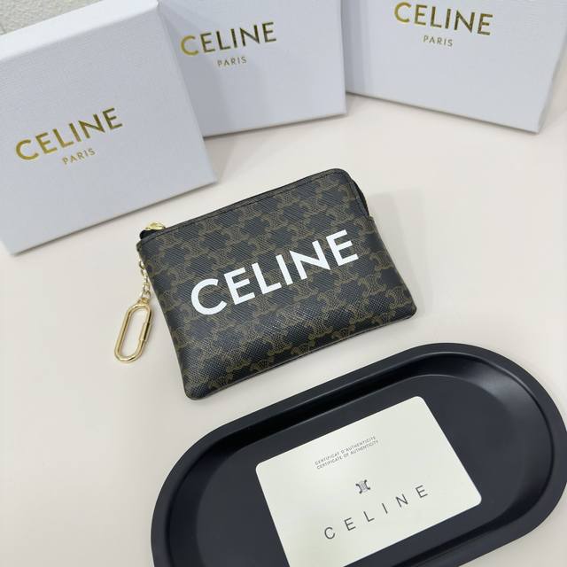 品牌：Celine 86503 P170 颜色： 黑色印花 尺寸：13*9 说明: Celine专柜同步零钱卡包非常炫美的一个系列，采用头层牛皮，精致时尚！