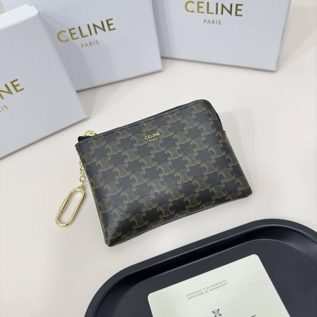 品牌：Celine 86501 P170 颜色： 黑色印花 尺寸：13*9 说明: Celine专柜同步零钱卡包非常炫美的一个系列，采用头层牛皮，精致时尚！