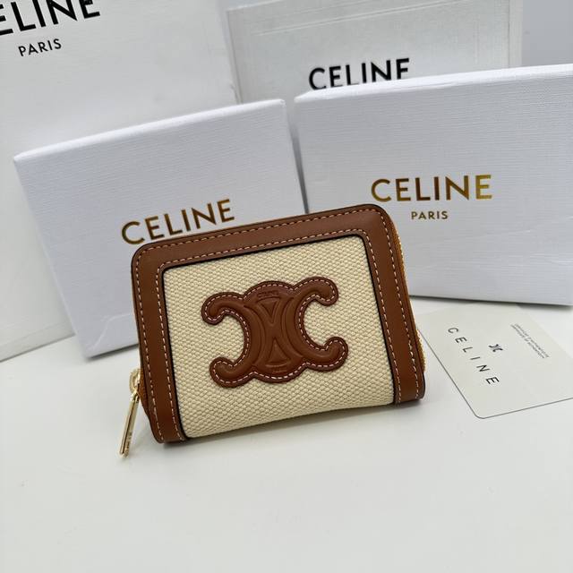 品牌：Celine A15 P200 颜色：白色帆布 尺寸： 10.5*9*1 说明: Celine 专柜同步，Triomphe Cuir紧凑型拉链钱夹 纺织材