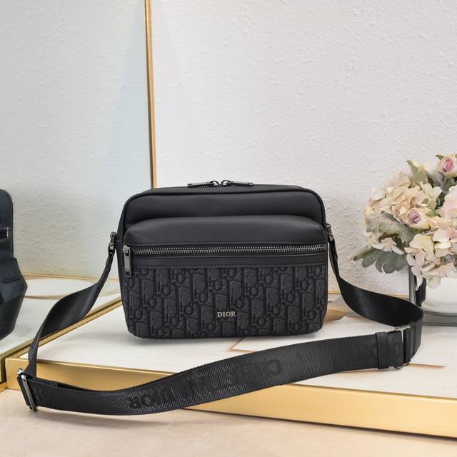 【升级版本】 大号 270 这款Rider 2.0拉链式信使包实用而精巧，是日常生活的理想单品。采用黑色Oblique 印花面料精心制作，正面饰以Dior 标志