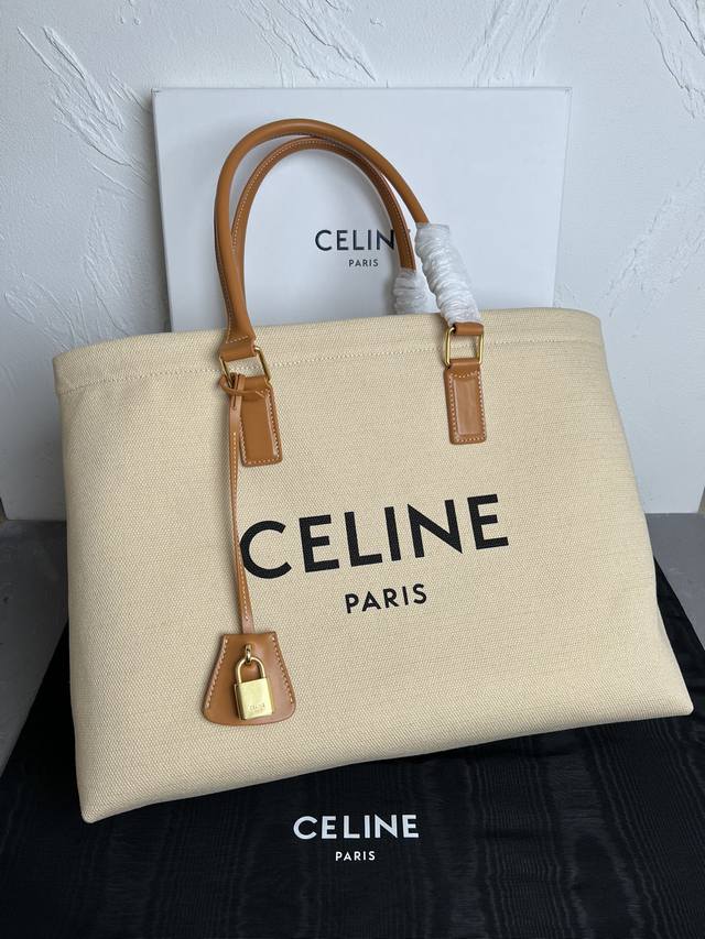 Celine Tote白色织布小牛皮沙滩购物包~ 最适合夏天的织布搭配温暖的焦糖棕牛皮一如既往的简单大气,丝印的Logo分外抢眼,和别的购物包一样虽然没有拉链但 Celine Tote白色织布小牛皮沙滩购物包~ 最适合夏天的织布搭配温暖的焦糖棕牛皮一如既往的简单大气,丝印的Logo分外抢眼,和别的购物包一样虽然没有拉链但