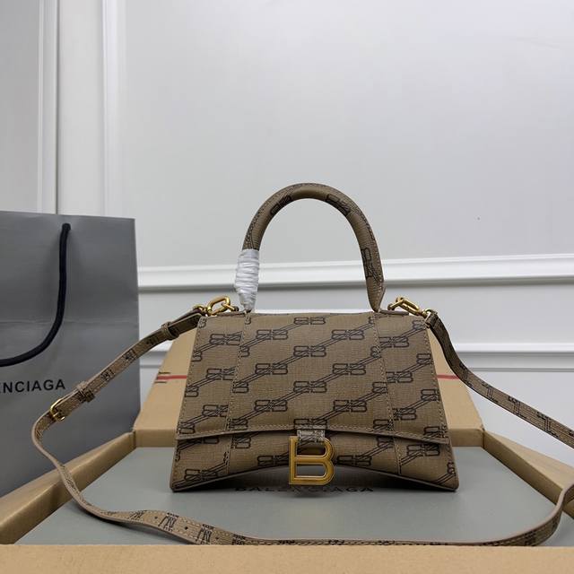 独家背景-实物实拍 大号花料粽金扣升级版顶级原单，配全套包装，Balenciagα本季重磅Hourglass沙漏包，独特标的志性线弧形造状型极具识辨度，一眼就让