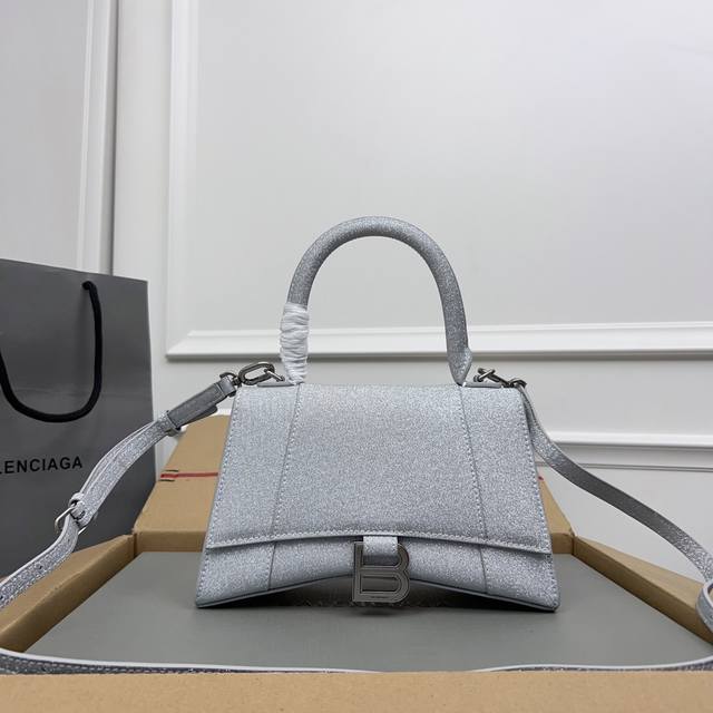 独家背景-实物实拍 满天星银银扣升级版顶级原单，配全套包装，Balenciagα本季重磅Hourglass沙漏包，独特标的志性线弧形造状型极具识辨度，一眼就让人
