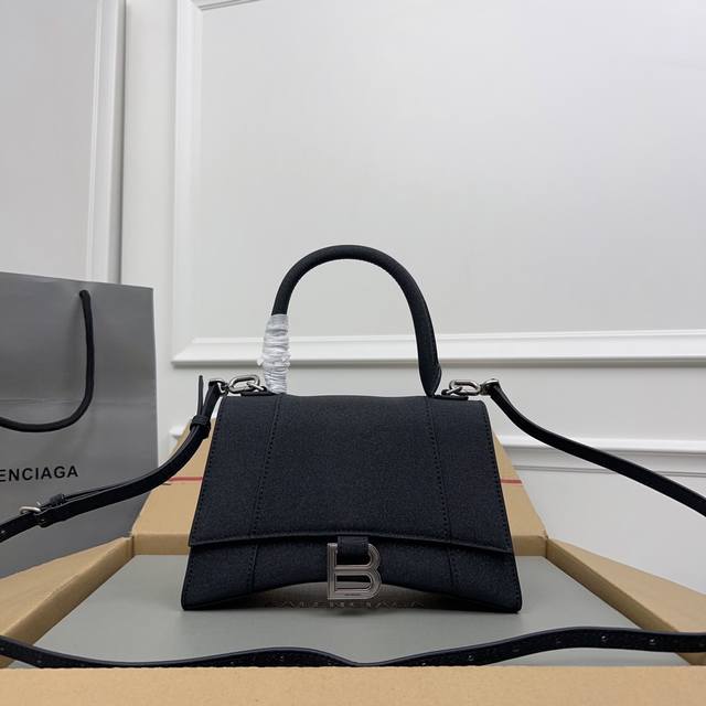独家背景-实物实拍 满天星黑银扣升级版顶级原单，配全套包装，Balenciagα本季重磅Hourglass沙漏包，独特标的志性线弧形造状型极具识辨度，一眼就让人