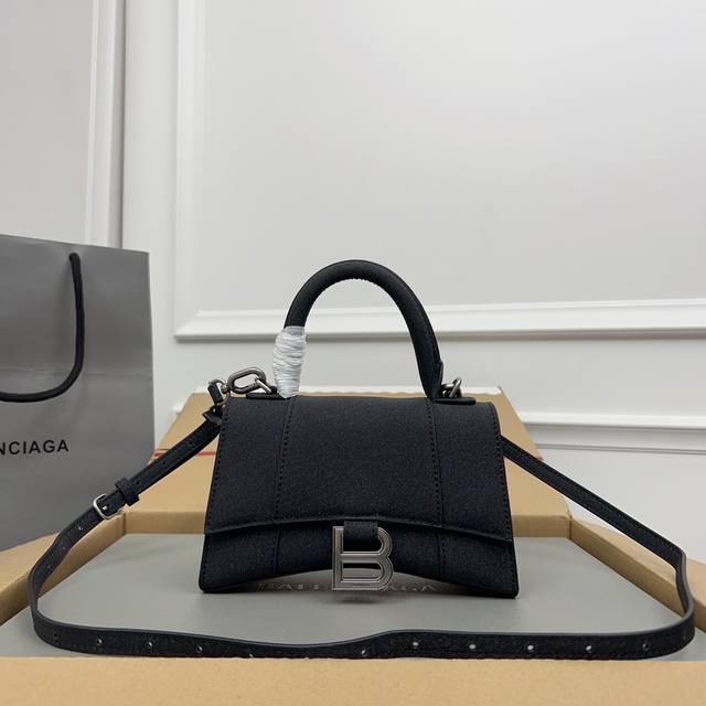 独家背景_实物实拍 满天星黑银扣升级版顶级原单，配全套包装，Balenciagα本季重磅Hourglass沙漏包，独特标的志性线弧形造状型极具识辨度，一眼就让人