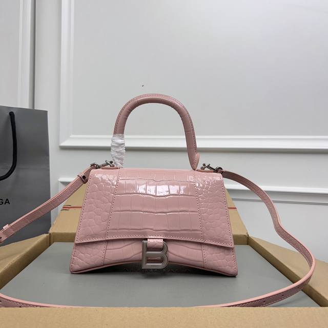 独家背景-实物实拍 鳄鱼纹胭脂粉银扣升级版顶级原单，配全套包装，Balenciagα本季重磅Hourglass沙漏包，独特标的志性线弧形造状型极具识辨度，一眼就