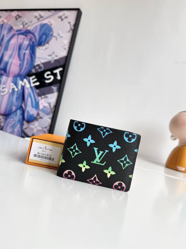 海外原单M13909渐变黑色独家实拍！本款 Multiple 钱夹取材 Monogram Gradient 涂层帆布，以渐变效果呈现 Monogram 花卉和