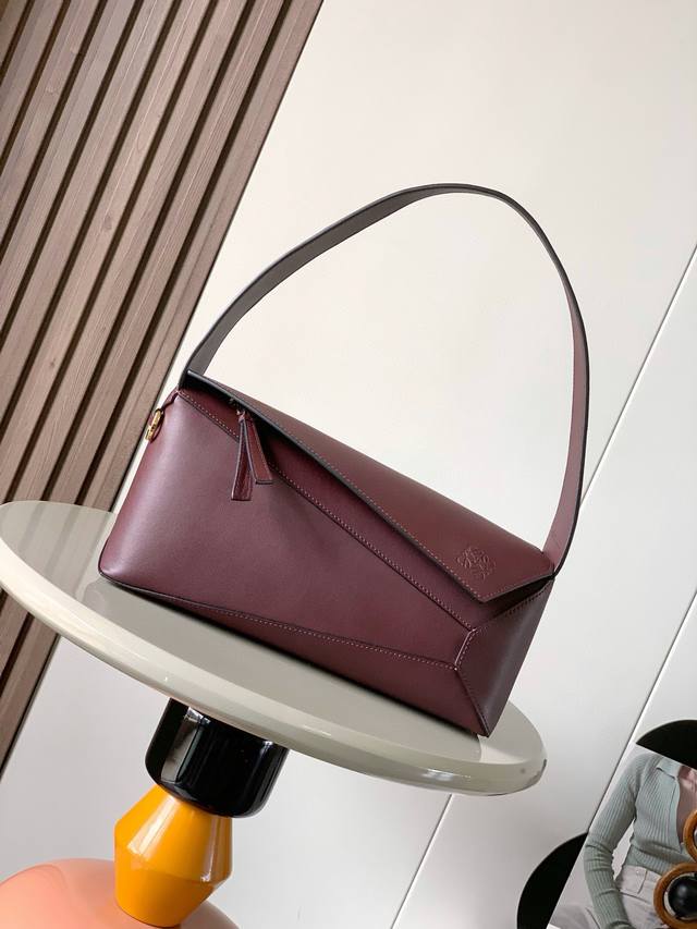 原厂皮 新款Puzzle Hobo 是一款柔软且精致的短款纳帕牛皮革单肩包灵感来自 Puzzle 包的长方体形状和独特的几何线条始于颜值忠于皮质，特别是 Puz