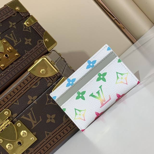 顶级原厂 M14355白色渐变 卡包钱包 卡片夹 Monogram 帆布制卡片夹，设计简约而时髦，可轻易放入衣服口袋。 设有三个夹层，可供放置信用卡、乘车卡或名