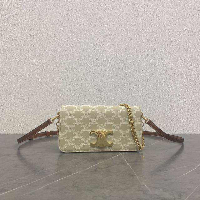 正品级 新品上线 Celine 新品上线. Triomphe Canvas 标志印花 翻盖配以装饰性Triomphe 锁扣,按扣开合 ,内设一个主隔层 一个扁平 正品级 新品上线 Celine 新品上线. Triomphe Canvas 标志印花 翻盖配以装饰性Triomphe 锁扣,按扣开合 ,内设一个主隔层 一个扁平