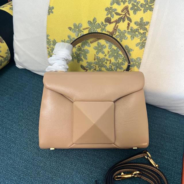 型号:1013 One Stud迷你羊皮手袋，正面采用超大铆钉开合。 -得益于可调节肩带和提手的设计，这款包即可手提，亦可肩背和斜挎 -磁扣开合 -保护式底座