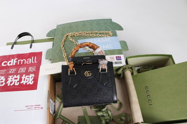 厂价 最高版本原厂皮顶级原单配专柜全套包装 简介；秀款限定Diana竹节作为具特色的品牌元素和材质，成为百年最重要的作品呈现。 这款Diana竹节包延续了春夏A