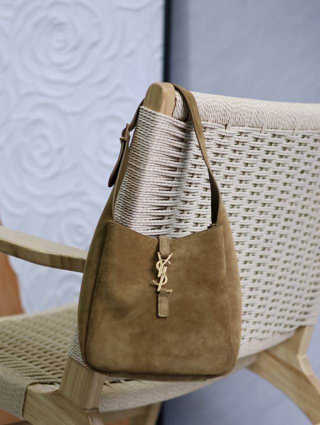 原厂皮 卡其绿磨砂皮_ 爆款Le 5A7腋下包 今年大火的中古款腋下包 一直很受欢迎 全皮细腻光滑 包型设计又很简单又高级 容量足够用 轻便能装 又不过时真是太