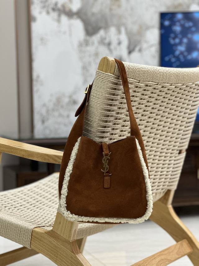 原厂皮 土黄磨砂皮配羊羔毛_ 爆款Le 5A7腋下包 今年大火的中古款腋下包 一直很受欢迎 点缀毛绒绒的剪羊毛滚边 像玩具一样充满视觉感染力可爱又温暖～包型设计