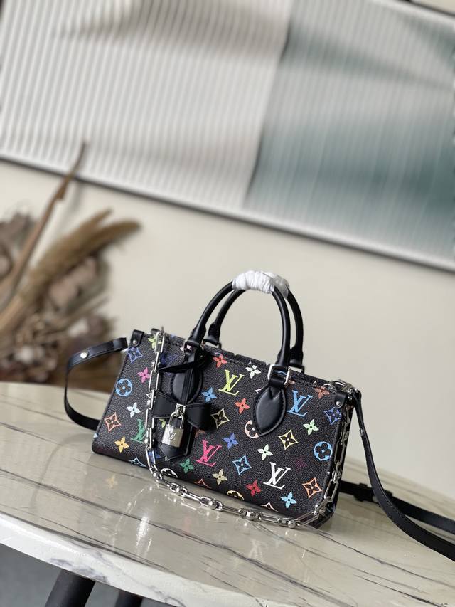 顶级原单 M13260 本款Onthego East West手袋取材涂层帆布，以X村上隆合作系列的彩虹色调描给全幅Monogram图案。牛皮革Toron手柄、