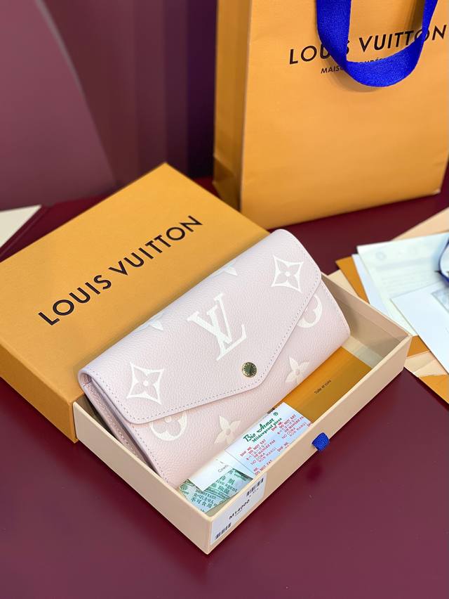 M1 0 這款拉鏈錢包以雙色Monogram Empreinte皮革製造 Monogram圖案以壓花和印花技術綴於小牛皮上 拉鏈錢包採用安全實用的全拉鏈開合設計