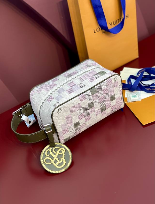 N00112 马赛绿！Locker Dopp Kit 盥洗袋、本款 Locker Dopp Kit 盥洗袋以Damoflage 涂层帆布构筑俊朗箱型廓形，令Da