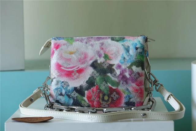 出厂价P 顶级原厂 M21157 Coussin Bb 手袋 本款 Coussin Bb 手袋为印花丝缎点缀施华洛世奇水晶，宛如花瓣上凝结的晶莹晨露。M5779