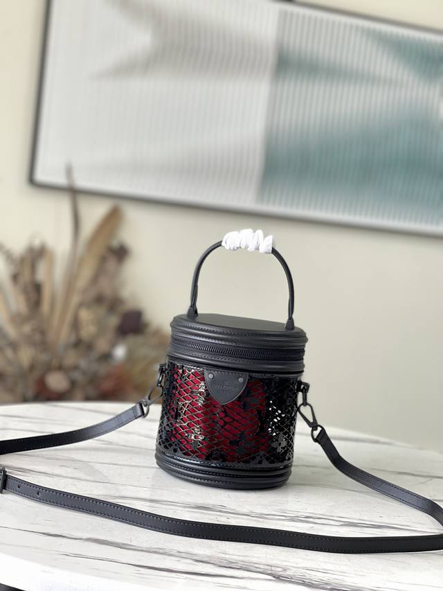 顶级原厂 M20363 Cannes 手袋援引 1 年代的Cannes 化妆包,此次以全新 Monogram Lace 皮革汇聚视觉焦点。漆面牛皮革经过激光切割 顶级原厂 M20363 Cannes 手袋援引 1 年代的Cannes 化妆包,此次以全新 Monogram Lace 皮革汇聚视觉焦点。漆面牛皮革经过激光切割