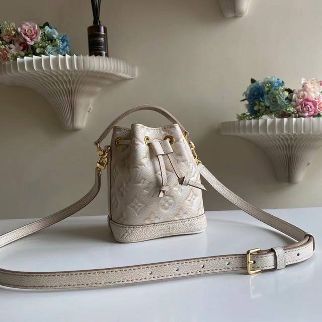 顶级原厂 Nano Noé 手袋 M81463 米色 本款 Nano Noé M81626手袋出自 Summer Stardust 胶囊系列 以 Monogra 顶级原厂 Nano Noé 手袋 M81463 米色 本款 Nano Noé M81626手袋出自 Summer Stardust 胶囊系列 以 Monogra