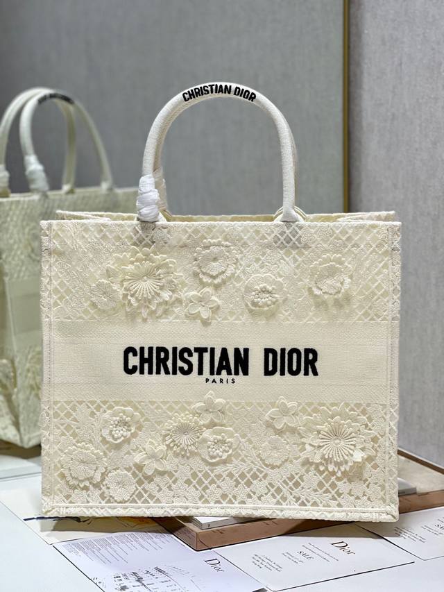 限时优惠，大号430 原单品质，支持退换 鱼丝白 大号 Dior Book Tote 购物袋 这款Book Tote手袋灵感来自女装创意总监玛丽亚 嘉茜娅 蔻丽