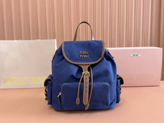 配置专柜全套包装 Miu 家新品学院风背包，帆布与原厂进口小牛皮的完美搭配，厚实耐磨亚麻混纺内衬，采用休闲风的设计风格，时尚简约高级，再融合精湛的手工工艺，增添