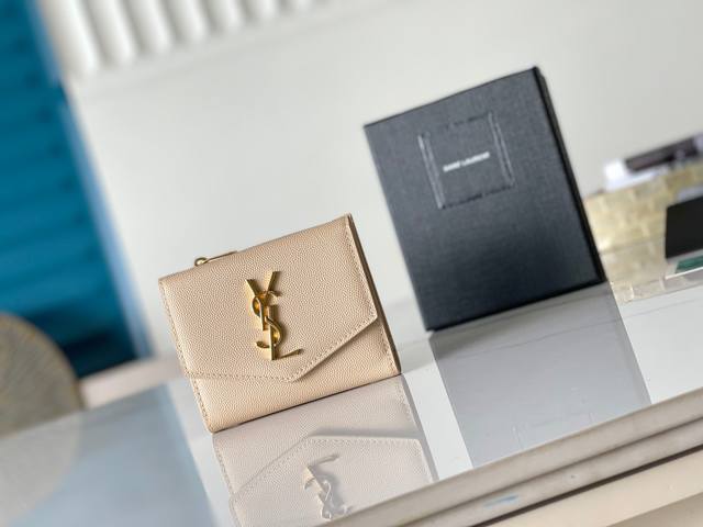 新款零钱卡包，饰有经典Ysl标志。头层牛皮压鱼子酱 金属配件 按扣开合 内部:六个卡片槽，一个纸币槽，四个平袋，一个拉链袋，一个平袋 尺寸:12X10X3厘米