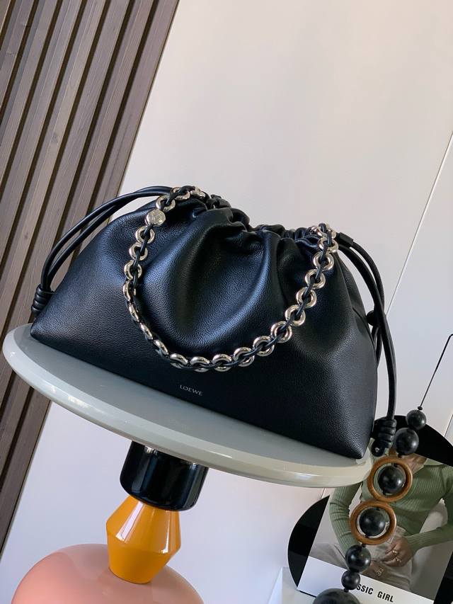 新款大号鹿皮革 Flamenco Purse 手拿包Flamenco Purse 采用褶皱设计侧面搭配标志性绳结此大号版本采用鹿皮革制成。＊可肩背、斜挎或手提＊