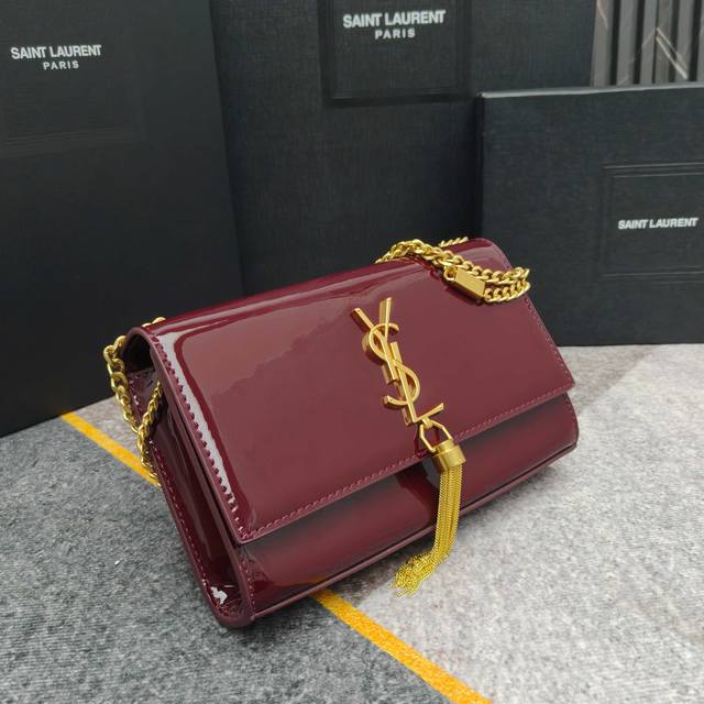 Yslsaint Laurent Slp时尚博主Chiara Ferragni 各大明星同款金属Logo金闪闪做工精细 皮料超美 方便实用型 款号：8832-1