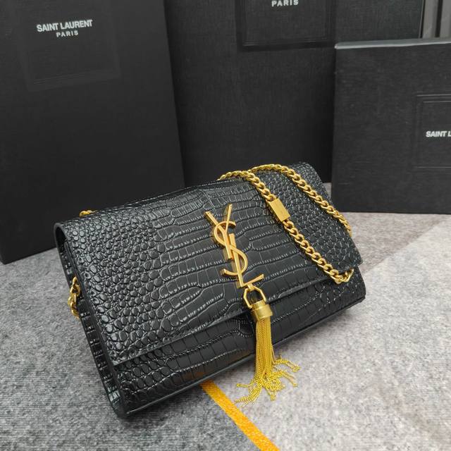 Yslsaint Laurent Slp时尚博主Chiara Ferragni 各大明星同款金属Logo金闪闪做工精细 皮料超美 方便实用型 款号：8832#S
