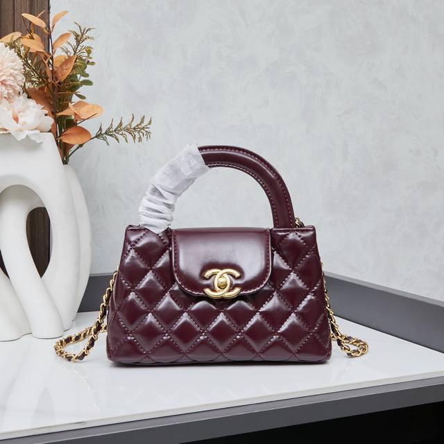 新款配盒子 Chanel 23新款Kelly链条包 Chanel 23K Kelly 冬走秀爆款，绝美巴黎女性气质真的是太喜欢啦 尺寸尺寸20X12X5。 款号