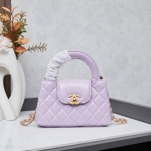 新款配盒子 Chanel 23新款Kelly链条包 Chanel 23K Kelly 冬走秀爆款，绝美巴黎女性气质真的是太喜欢啦 尺寸尺寸20X12X5。 款号