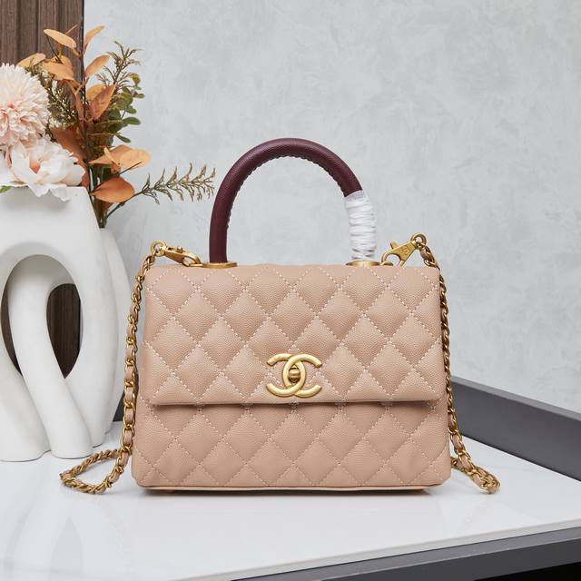 新款配盒子小号 香奈儿 Coco Handle 黑金牛 红柄 香奈儿 Coco Handle [彩虹R]黑金牛 红柄出 Chanel Coco Handle是致