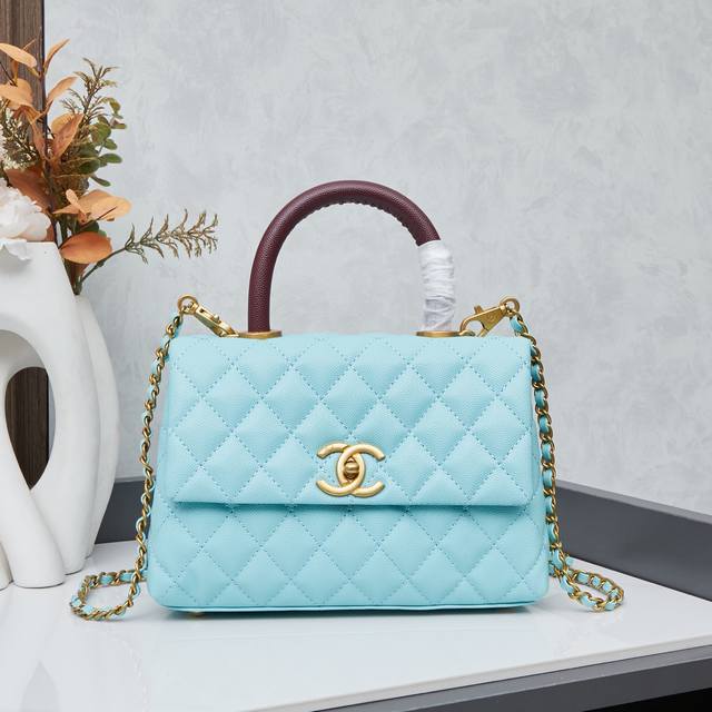 新款配盒子小号 香奈儿 Coco Handle 黑金牛 红柄 香奈儿 Coco Handle [彩虹R]黑金牛 红柄出 Chanel Coco Handle是致