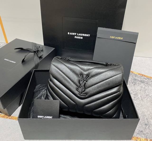 原厂皮版本 不配包装 黑色黑扣』 一直被大家追问这个款式的小号什么时候出货,今天可以有底气的回复大家,它终于来了!购入原版后马不停蹄的进入繁琐又复习的开发过程 原厂皮版本 不配包装 黑色黑扣』 一直被大家追问这个款式的小号什么时候出货,今天可以有底气的回复大家,它终于来了!购入原版后马不停蹄的进入繁琐又复习的开发过程