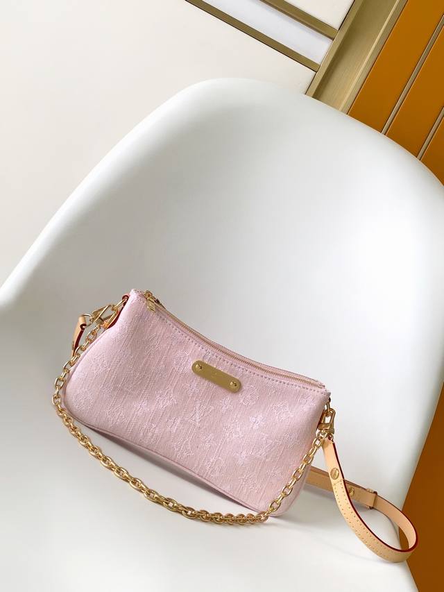 M83532 M14159粉色顶级原单 Monogram新款牛仔 材质的Liv Pochette可紧贴手臂。它配有一条可拆卸的金色链条和一条可拆卸、可调节的双表 M83532 M14159粉色顶级原单 Monogram新款牛仔 材质的Liv Pochette可紧贴手臂。它配有一条可拆卸的金色链条和一条可拆卸、可调节的双表