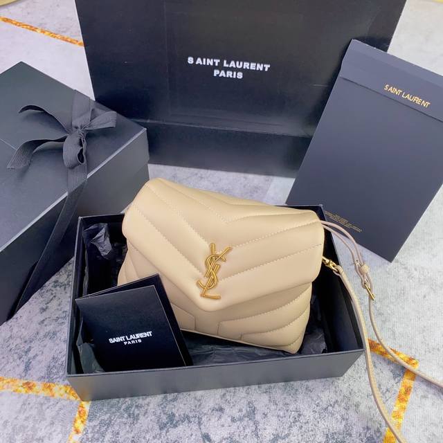 原厂皮版本 不配包装 Loulou迷你号斜挎包原厂皮版本来袭!整包采用柔软的意大利原厂胎牛皮制作,搭配经典的Y家斜条纹绗缝工艺,拥有柔和质地的前翻盖袋,肩带可 原厂皮版本 不配包装 Loulou迷你号斜挎包原厂皮版本来袭!整包采用柔软的意大利原厂胎牛皮制作,搭配经典的Y家斜条纹绗缝工艺,拥有柔和质地的前翻盖袋,肩带可