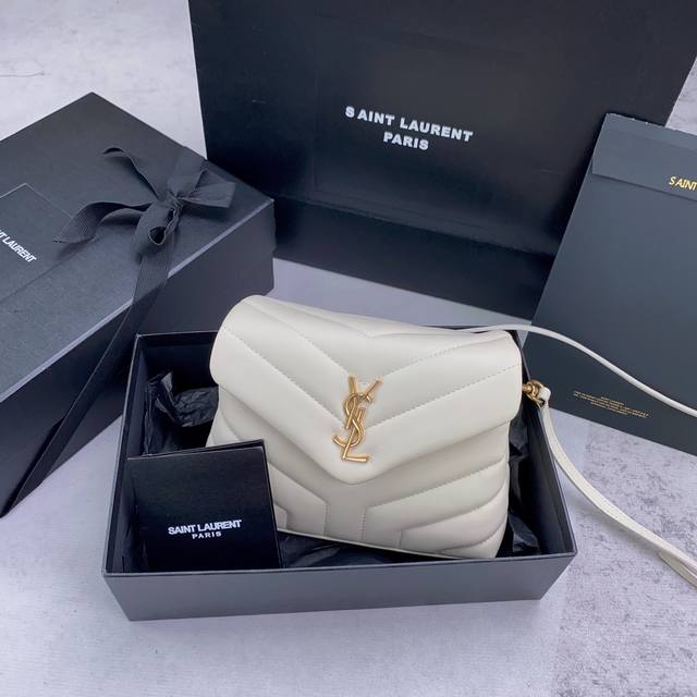 原厂皮版本 不配包装 Loulou迷你号斜挎包原厂皮版本来袭!整包采用柔软的意大利原厂胎牛皮制作,搭配经典的Y家斜条纹绗缝工艺,拥有柔和质地的前翻盖袋,肩带可 原厂皮版本 不配包装 Loulou迷你号斜挎包原厂皮版本来袭!整包采用柔软的意大利原厂胎牛皮制作,搭配经典的Y家斜条纹绗缝工艺,拥有柔和质地的前翻盖袋,肩带可