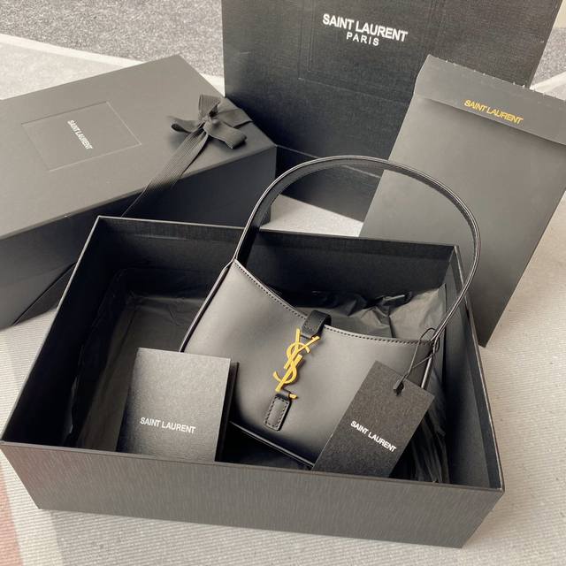 原厂皮版本 配专柜全套包装 Y家爆火腋下包打铁趁热出小迷你尺寸啦!虽说这款包设计倒不是一眼夺人眼球的包品,但是真的是属于越看越耐看越上头的简约单品。难怪专柜会持 原厂皮版本 配专柜全套包装 Y家爆火腋下包打铁趁热出小迷你尺寸啦!虽说这款包设计倒不是一眼夺人眼球的包品,但是真的是属于越看越耐看越上头的简约单品。难怪专柜会持