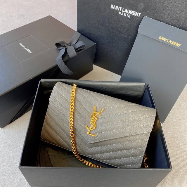 正品原厂皮 不配包装 #灰色金扣 Monogram鱼子酱纹路原厂皮版本信封包.超级实用的一款小包,最经典的款式,升级最高级的版本,100%原厂牛皮配上精细手工 正品原厂皮 不配包装 #灰色金扣 Monogram鱼子酱纹路原厂皮版本信封包.超级实用的一款小包,最经典的款式,升级最高级的版本,100%原厂牛皮配上精细手工