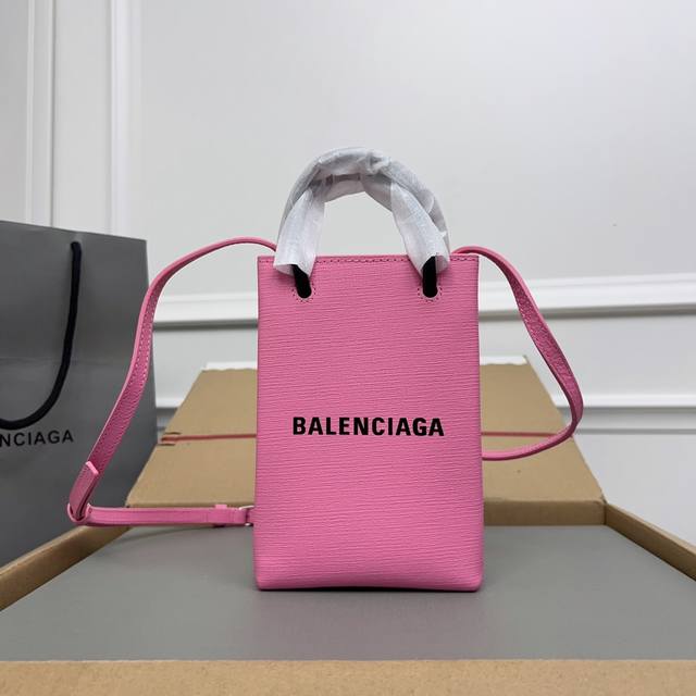 独家背景 实物实拍 粉色Tbalenciagα牛皮购物袋新成员 手机包 想要帅、简洁又不用担心出错的话,万能购物袋绝对是没毛病的呀~ 作为家中最袖珍的一员,它等 独家背景 实物实拍 粉色Tbalenciagα牛皮购物袋新成员 手机包 想要帅、简洁又不用担心出错的话,万能购物袋绝对是没毛病的呀~ 作为家中最袖珍的一员,它等
