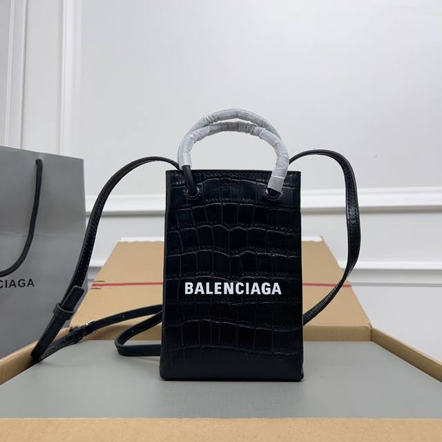 独家背景 实物实拍 鳄黑色Tbalenciagα牛皮购物袋新成员 手机包 想要帅、简洁又不用担心出错的话,万能购物袋绝对是没毛病的呀~ 作为家中最袖珍的一员,它 独家背景 实物实拍 鳄黑色Tbalenciagα牛皮购物袋新成员 手机包 想要帅、简洁又不用担心出错的话,万能购物袋绝对是没毛病的呀~ 作为家中最袖珍的一员,它