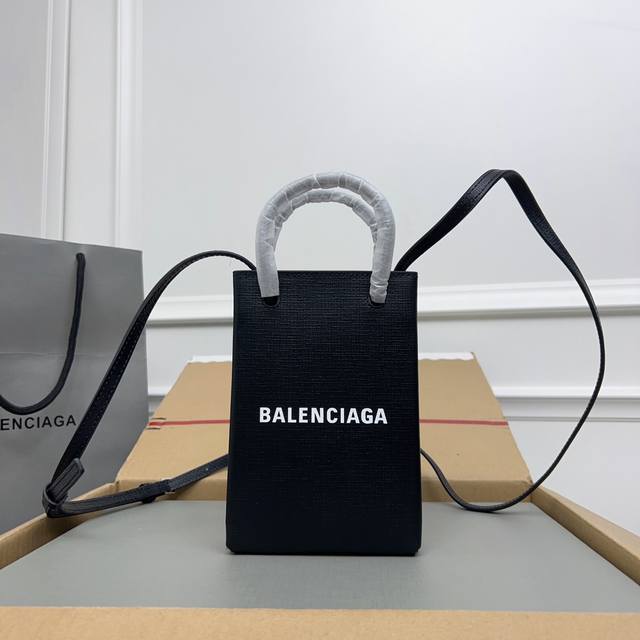 独家背景 实物实拍 黑色Tbalenciagα牛皮购物袋新成员 手机包 想要帅、简洁又不用担心出错的话,万能购物袋绝对是没毛病的呀~ 作为家中最袖珍的一员,它等 独家背景 实物实拍 黑色Tbalenciagα牛皮购物袋新成员 手机包 想要帅、简洁又不用担心出错的话,万能购物袋绝对是没毛病的呀~ 作为家中最袖珍的一员,它等