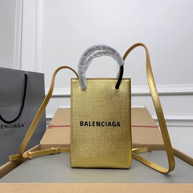 独家背景 实物实拍 金色Tbalenciagα牛皮购物袋新成员 手机包 想要帅、简洁又不用担心出错的话,万能购物袋绝对是没毛病的呀~ 作为家中最袖珍的一员,它等 独家背景 实物实拍 金色Tbalenciagα牛皮购物袋新成员 手机包 想要帅、简洁又不用担心出错的话,万能购物袋绝对是没毛病的呀~ 作为家中最袖珍的一员,它等