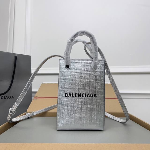 独家背景 实物实拍 银色Tbalenciagα牛皮购物袋新成员 手机包 想要帅、简洁又不用担心出错的话,万能购物袋绝对是没毛病的呀~ 作为家中最袖珍的一员,它等 独家背景 实物实拍 银色Tbalenciagα牛皮购物袋新成员 手机包 想要帅、简洁又不用担心出错的话,万能购物袋绝对是没毛病的呀~ 作为家中最袖珍的一员,它等