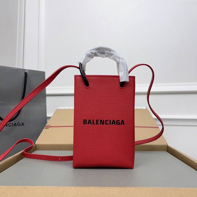独家背景 实物实拍 红色Tbalenciagα牛皮购物袋新成员 手机包 想要帅、简洁又不用担心出错的话,万能购物袋绝对是没毛病的呀~ 作为家中最袖珍的一员,它等 独家背景 实物实拍 红色Tbalenciagα牛皮购物袋新成员 手机包 想要帅、简洁又不用担心出错的话,万能购物袋绝对是没毛病的呀~ 作为家中最袖珍的一员,它等