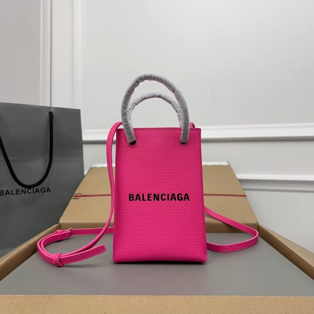 独家背景 实物实拍 玫红Tbalenciagα牛皮购物袋新成员 手机包 想要帅、简洁又不用担心出错的话,万能购物袋绝对是没毛病的呀~ 作为家中最袖珍的一员,它等 独家背景 实物实拍 玫红Tbalenciagα牛皮购物袋新成员 手机包 想要帅、简洁又不用担心出错的话,万能购物袋绝对是没毛病的呀~ 作为家中最袖珍的一员,它等